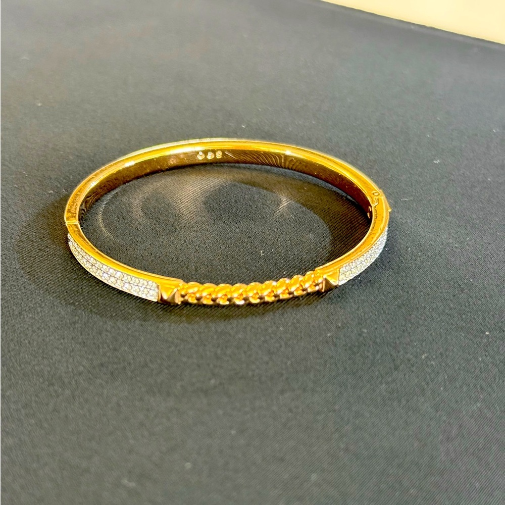 Elegant Swarovski Gold Bracelet – Sparkle That Stands Out
